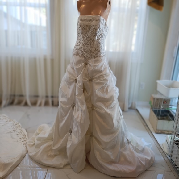 wedding gowns - Picture 4 of 4